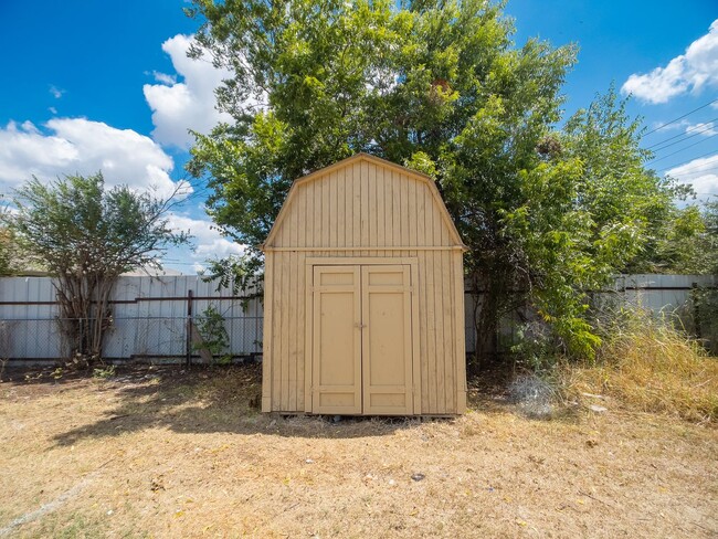 Building Photo - 3 bedroom 1.5 bathroom home