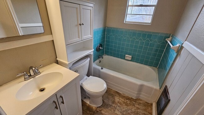 Building Photo - 2115 Glenwood Ln