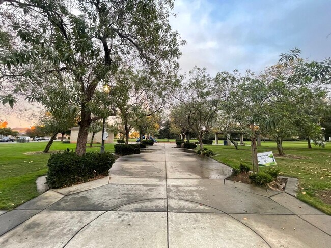 Building Photo - 1823 N Holly Ave