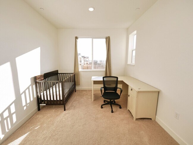 Building Photo - Modern Elegant 4BR 2.5 House in Sacramento