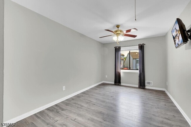Building Photo - 8 Delbarton Ct