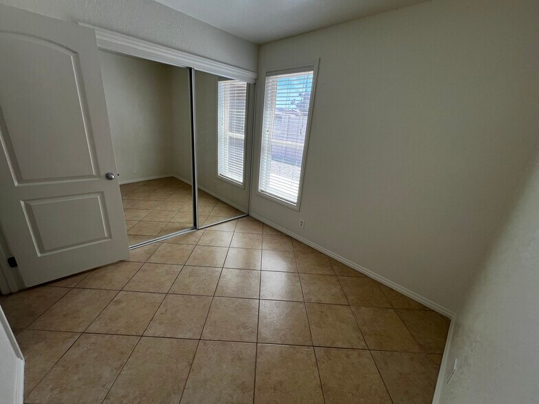 Building Photo - 261 Cottonwood Dr