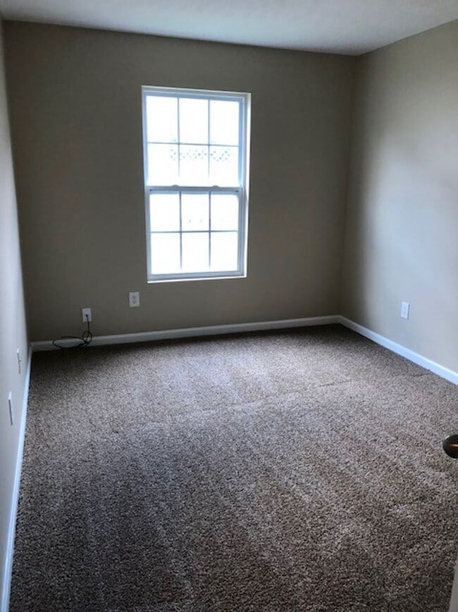 Building Photo - Brentwood Townhome For Lease