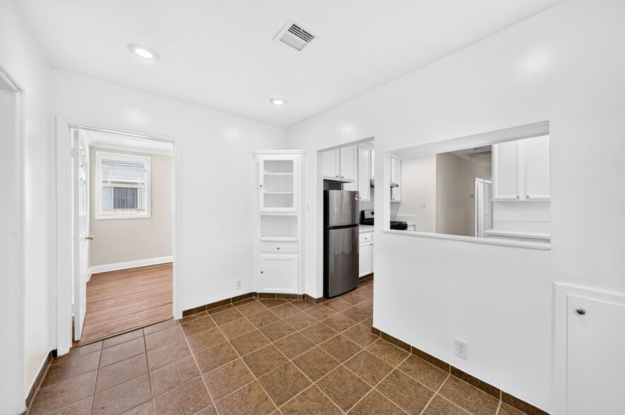 Building Photo - 10817 Charnock Rd