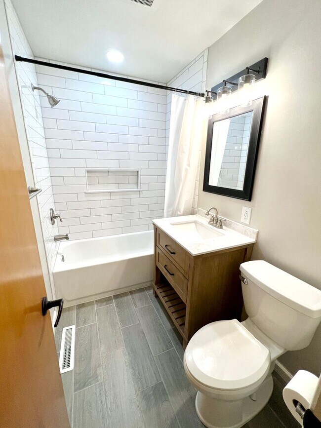 Building Photo - Newly Renovated 2 bed/1 bath Home with att...