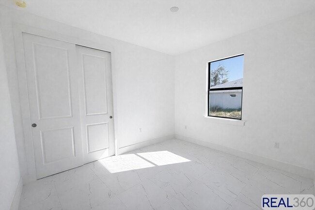 Building Photo - 4806-4808 Golfview Blvd