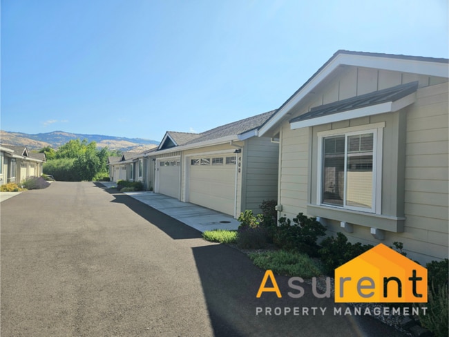 Building Photo - Beautiful fully furnished, single level 3 ...