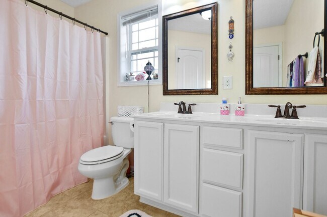 Building Photo - Pet Friendly Three Bedroom with Bonus!