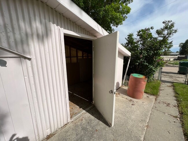 Building Photo - 429 E Pine St