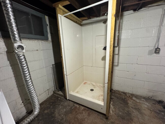 Building Photo - 2 Bed, 1 Bath Townhome Across from Stephen...