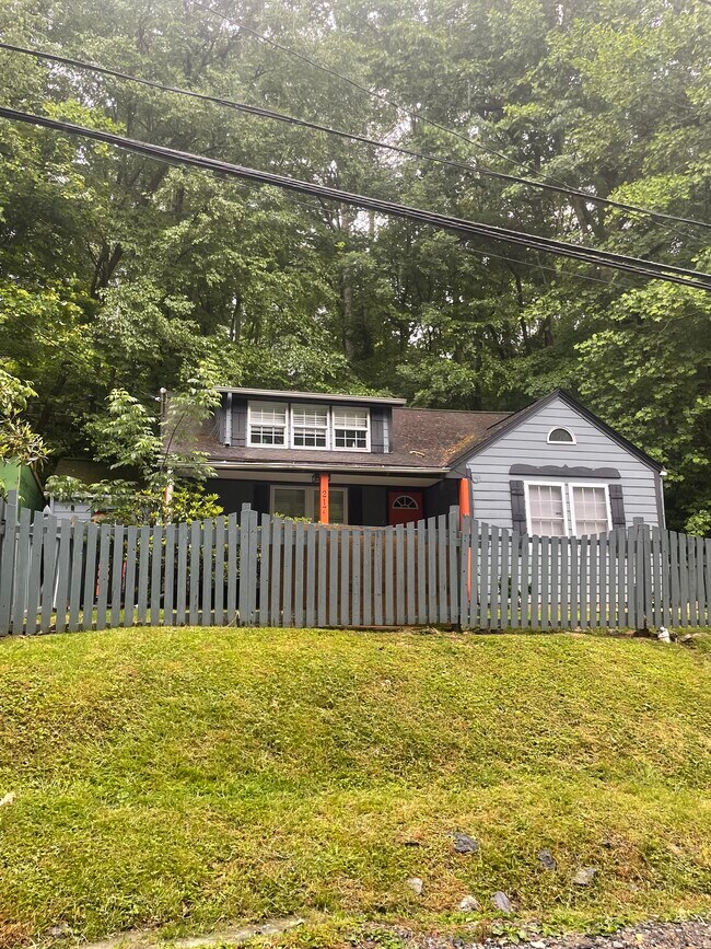 Building Photo - 217 Old Turnpike Rd