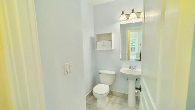 Building Photo - **$1000 OFF FIRST FULL MONTHS RENT**  Gorg...