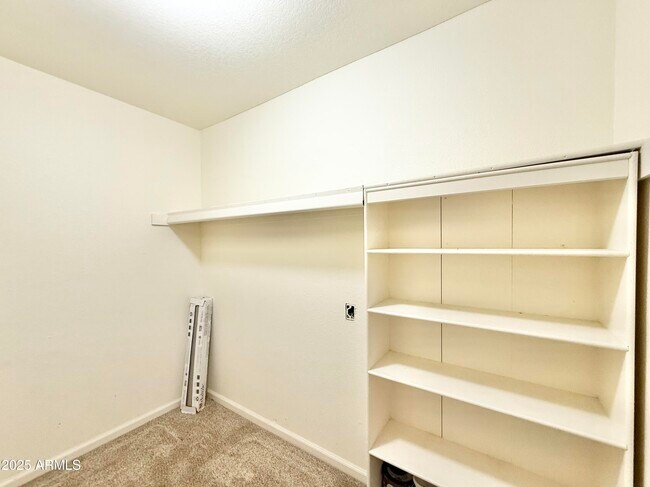 Building Photo - 533 W Guadalupe Rd