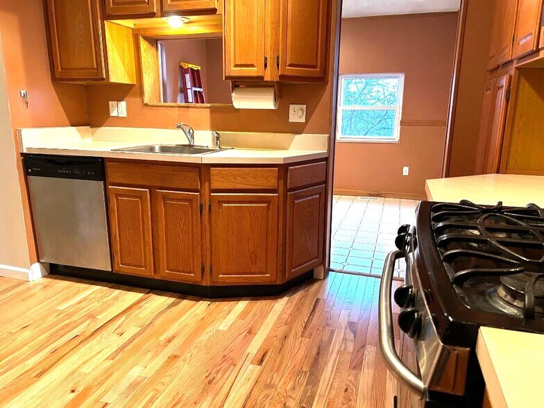 Building Photo - 1527 Orangewood Ave