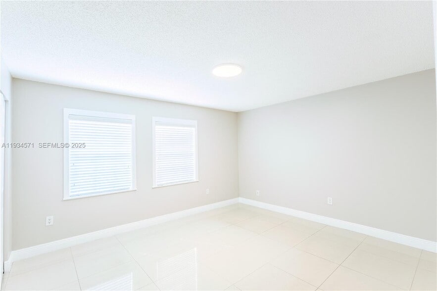 Building Photo - 5145 SW 140th Pl