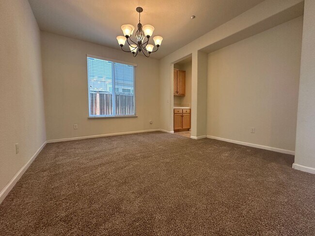 Building Photo - Gorgeous 3 Bed / 2.5 Bath Home in Desirabl...