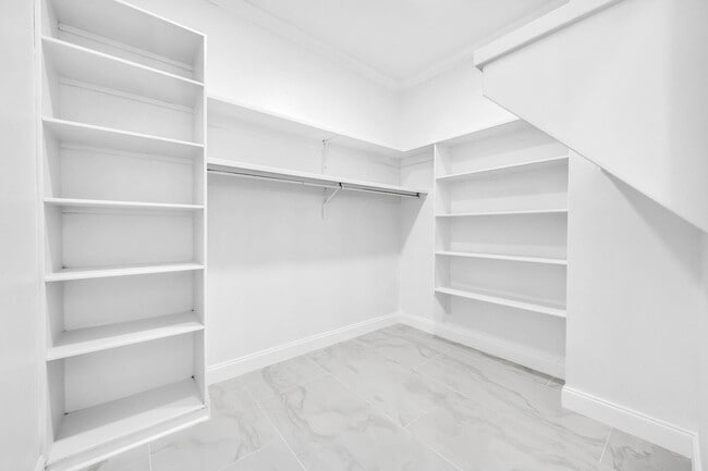 Building Photo - 1524 Glenlake Cir