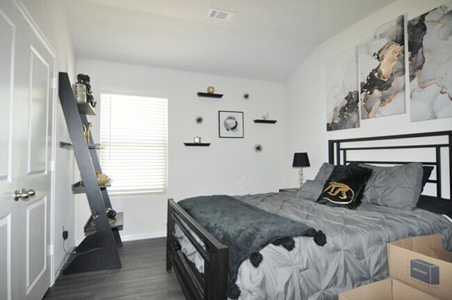 Building Photo - 2513 Ponca Dr