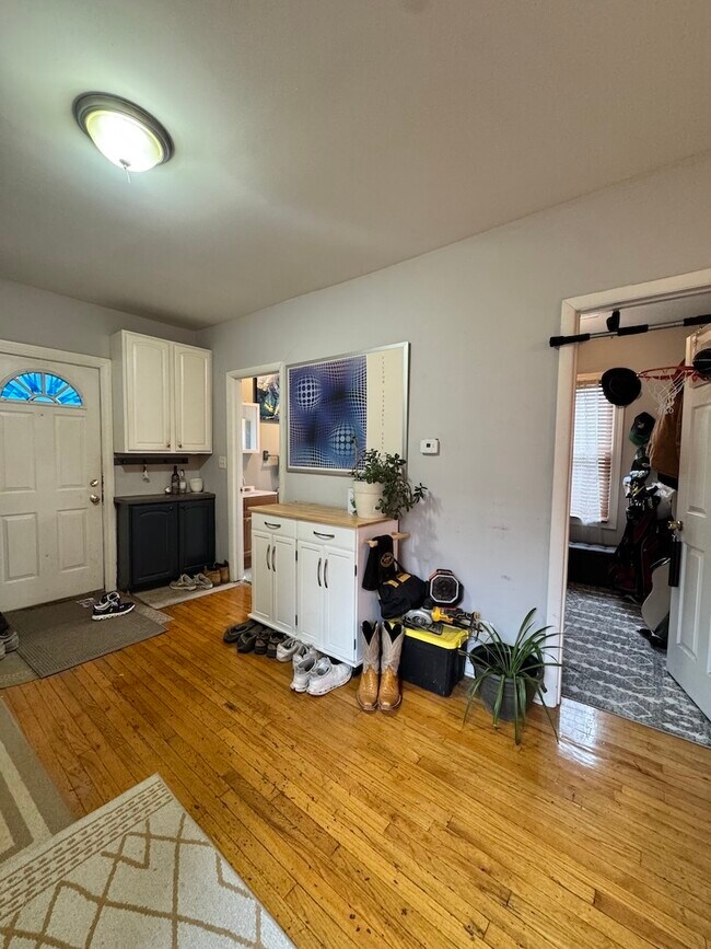 Building Photo - 2315 N Greenview Ave