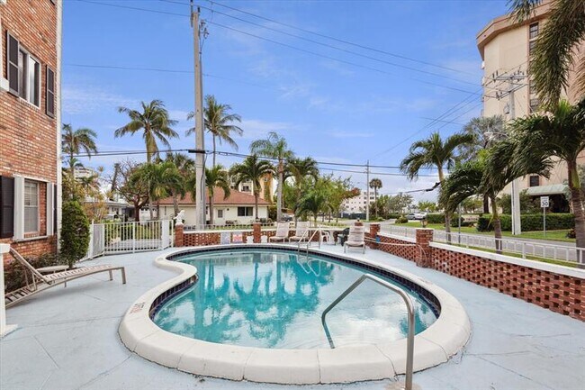 Building Photo - 424 N Riverside Dr