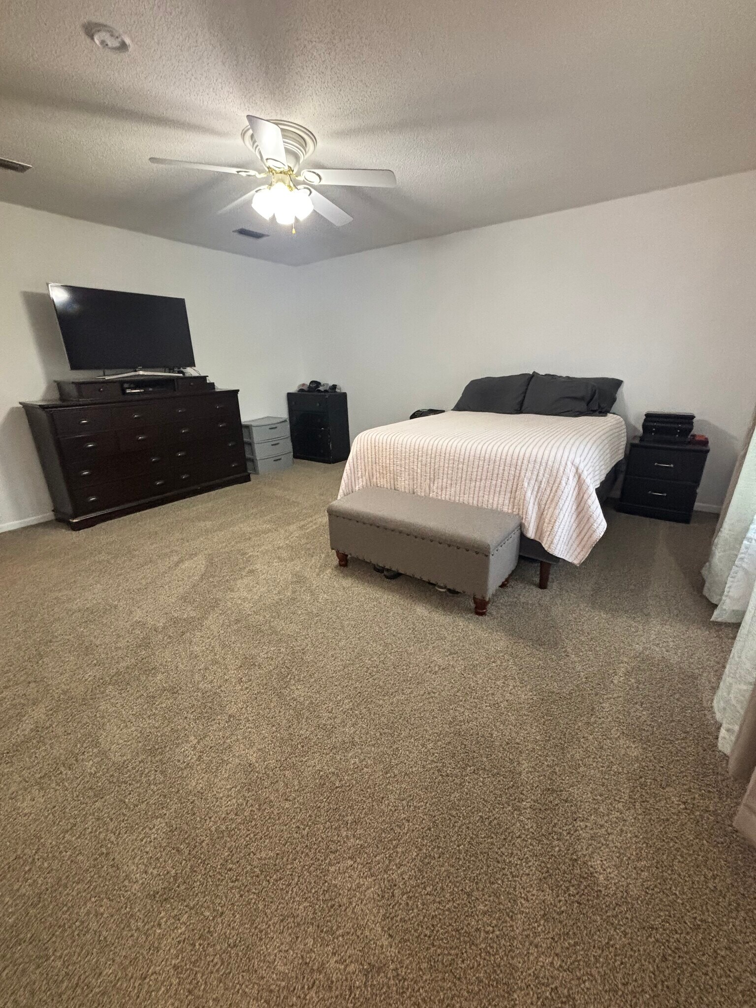 Master Bedroom - 400 Colonial Dr