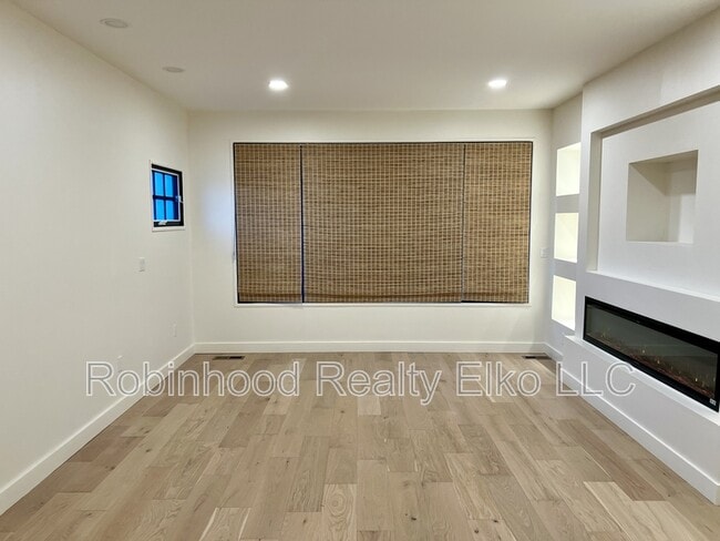 Building Photo - 753 Oak St