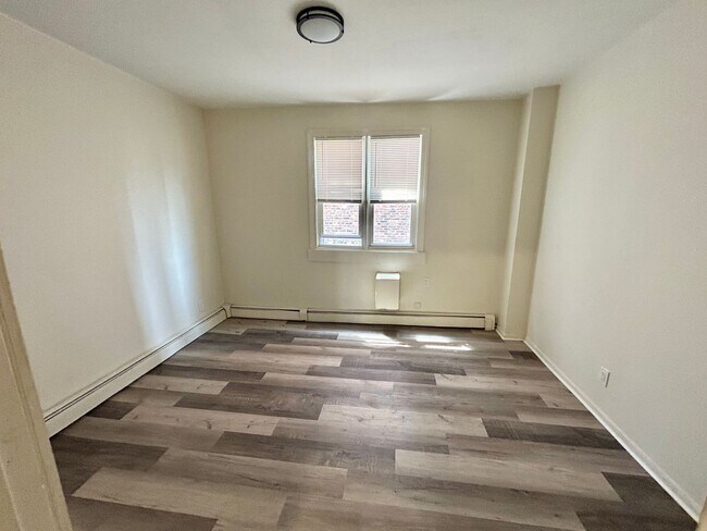Building Photo - 108 W Girard Ave