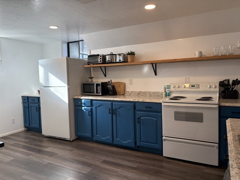 Building Photo - 1041 E Platinum Way