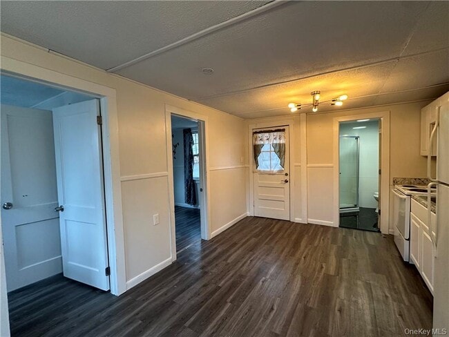 Building Photo - 55-57 Burlingham Rd