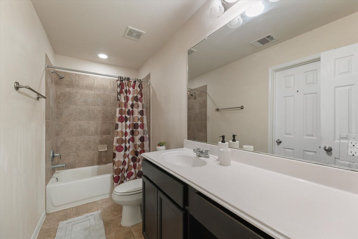 Building Photo - 2202 Cherryville Dr