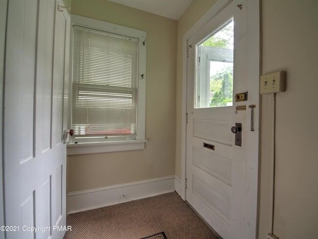 Building Photo - 707 Scott St