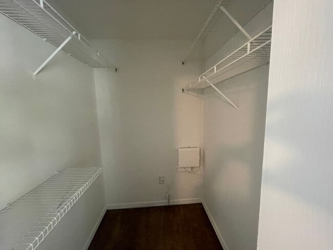 Building Photo - Beautiful End-Unit Townhome in Gated Eilan...
