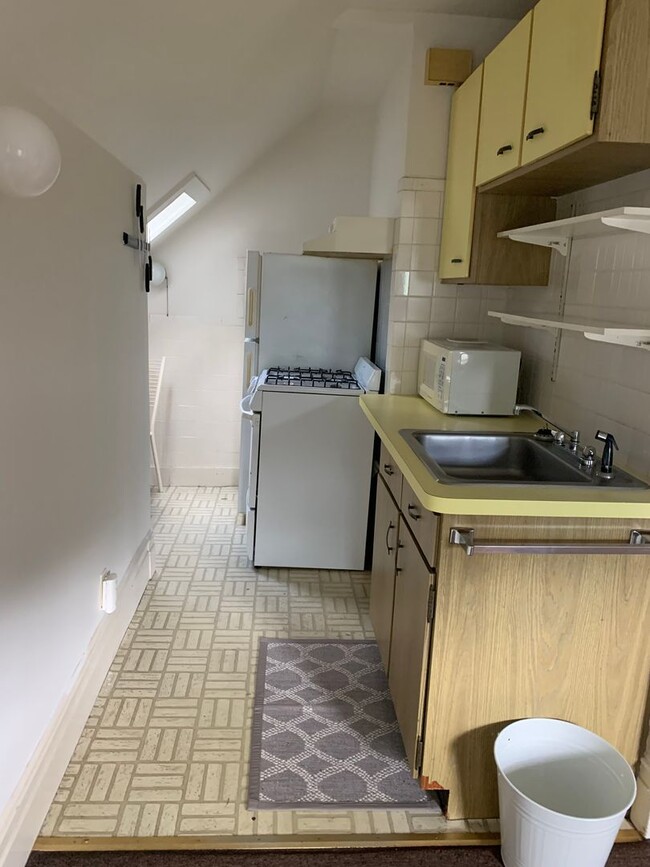 Building Photo - One Bedroom Apartment on third floor.........