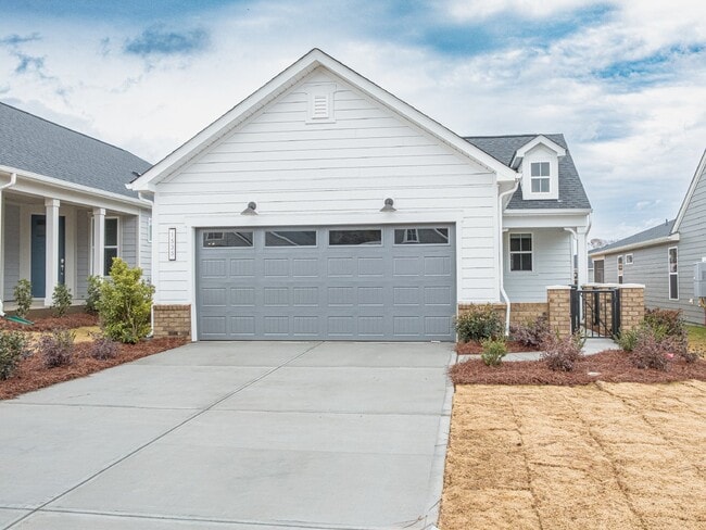 Building Photo - "Charming 2-Bed, 2-Bath Belmont Gem with Elegant Design"