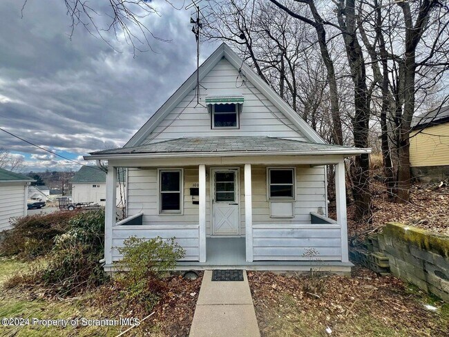 Building Photo - 1005 Luke Ave