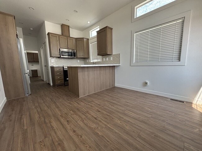 Building Photo - 303 N Lindsay Rd