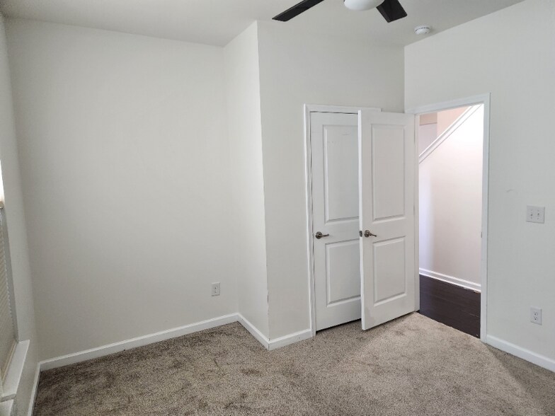 Building Photo - 2041 Leeds Ln