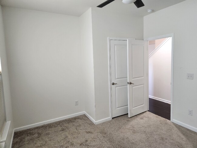 Building Photo - 2041 Leeds Ln