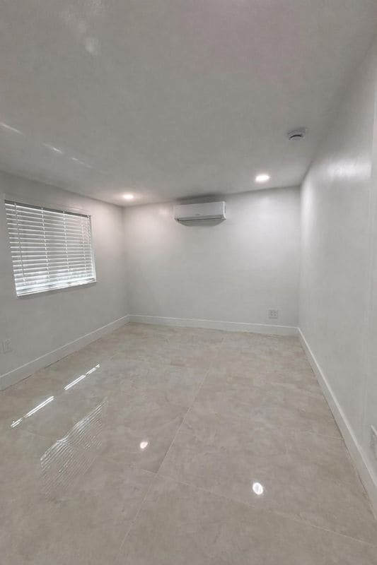 Building Photo - 916 NE 2nd St