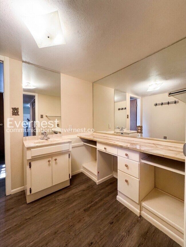 Building Photo - 3 Bed, 2 Bath Home with Garage / Available Soon!
