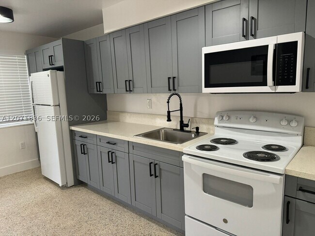 Building Photo - 15941 NE 18th Ct