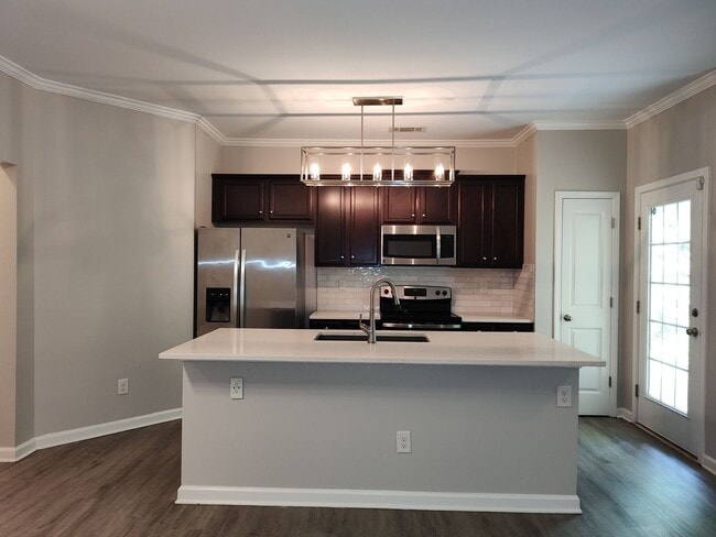 Building Photo - Beautiful Townhome in Berkshire!