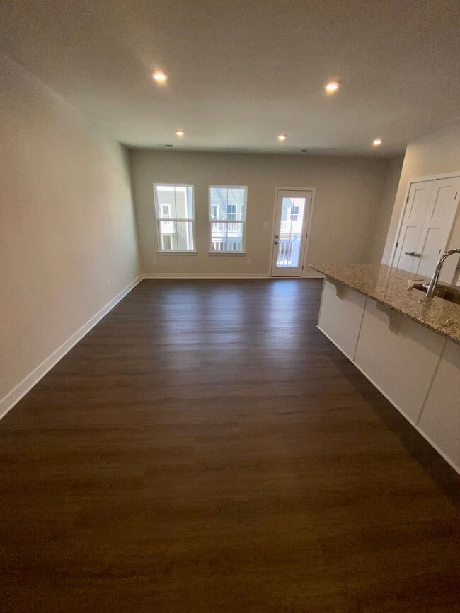 Building Photo - Edge at Azalea