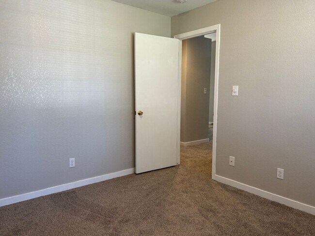 Building Photo - 3 BR home near Central High East campus, good access to HWY 99