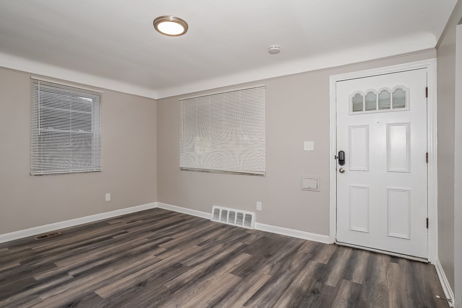 Building Photo - 3879 E 154th St