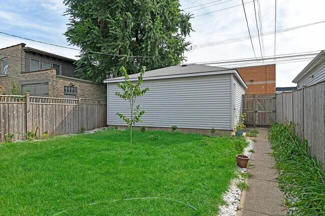 Building Photo - 2735 N Mozart St