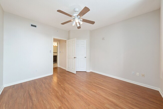 Building Photo - Downtown Orlando One Bedroom with Lake Eola View * * Modernized Waverly Condo