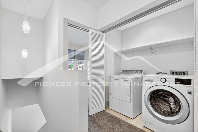 Building Photo - Stunning Condo with City Views and 2 Reser...