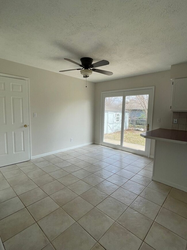 Building Photo - GREAT FAMILY HOME! FULLY FENCED YARD!