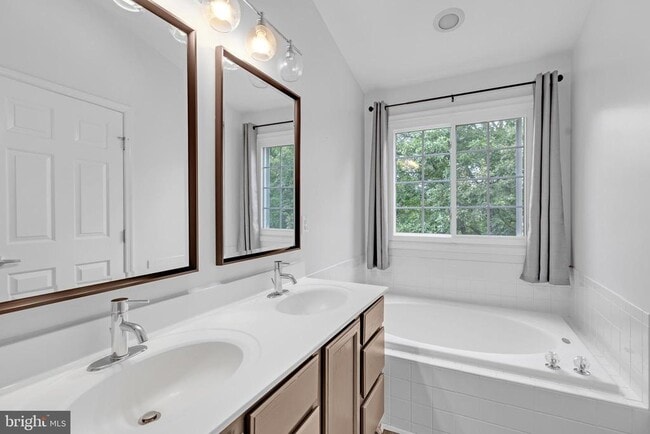 Building Photo - 6880 Ridge Water Ct